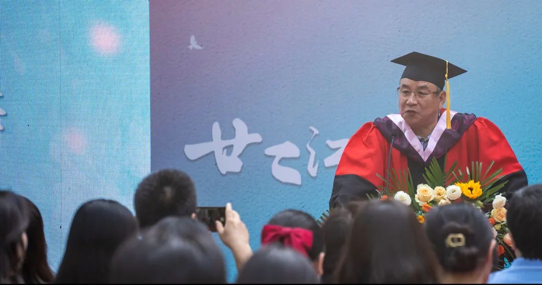 青春不散场，永是珞珈人——强月新院长在必威体育官网2022届毕业生毕业仪式上的致辞